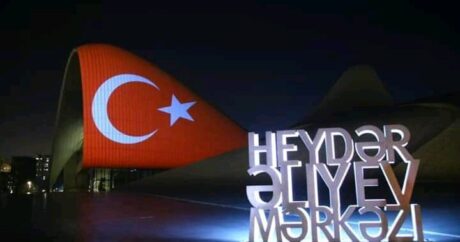 Azerbaycan’dan Türkiye’ye Cumhuriyet Bayramı jesti: Haydar Aliyev Merkezine Türkiye bayrağı yansıtıldı
