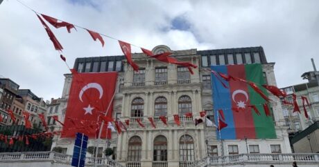 Beyoğlu Belediye binasından Azerbaycan ve Türkiye bayrakları asıldı