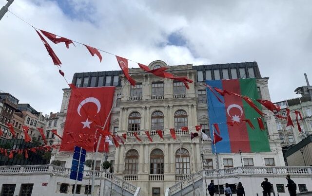 Beyoğlu Belediye binasından Azerbaycan ve Türkiye bayrakları asıldı
