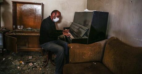 Azerbaycanlı Semedov Gence’de yıkılan evinde piyanosunu çaldı