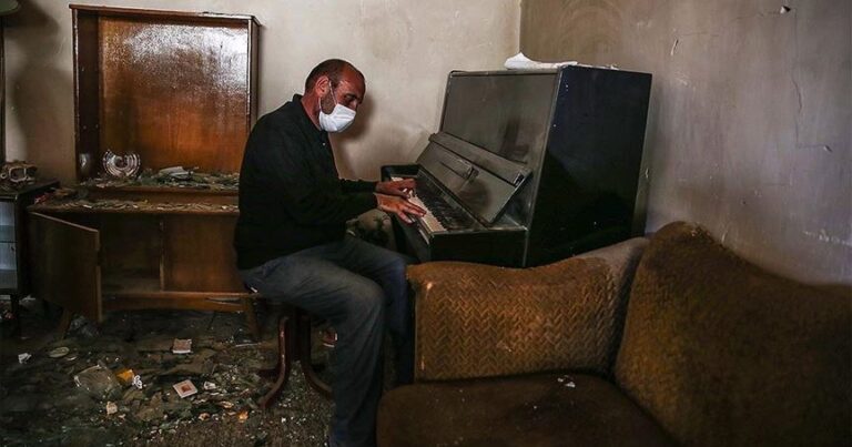 Azerbaycanlı Semedov Gence’de yıkılan evinde piyanosunu çaldı