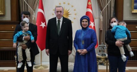 Cumhurbaşkanı Erdoğan ameliyatla ayrılan ikiz kardeşleri kabul etti