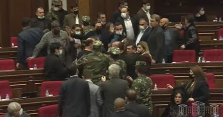 Ermenistan Meclisi’nde Karabağ kavgası: Vekiller birbirine girdi