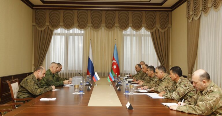 Azerbaycan Savunma Bakanı Hasanov, Karabağ’a yerleştirilecek Rus barış gücü komutanı ile bir araya geldi