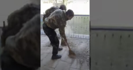 Azerbaycan askerleri Şuşa Camii`ni temizledi: “Allah tüm müslümanlara burada namaz kılmayı nasip etsin”