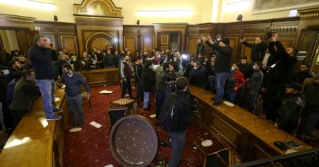 Erivan kaynıyor: Paşinyan`ın eşyaları çalındı, Meclis Başkanı dövüldü