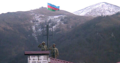 Kelbecer’de Azerbaycan bayrağı göndere çekildi
