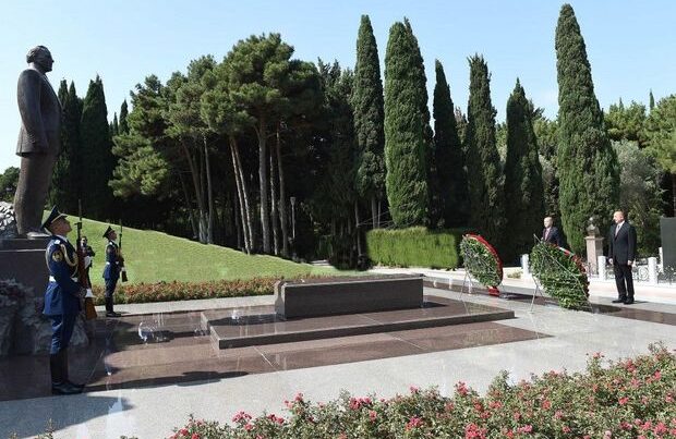 Aliyev ve Erdoğan, Haydar Aliyev`in mezarını ve Türk Şehitliğini ziyaret etti