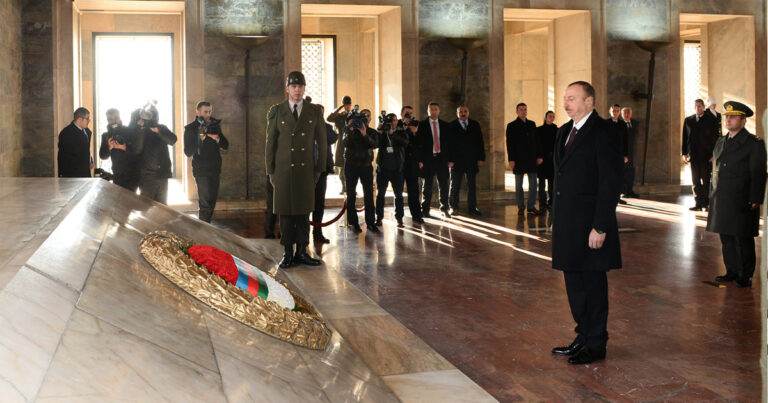 İlham Aliyev`den Atatürk’e büyük saygı: Zafer Günü`nün tarihini değiştirdi