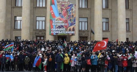 Azerbaycan Türkleri Zafer Geçit Töreni’ni coşkuyla izledi