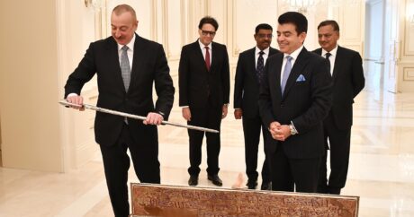 ISESCO Genel Direktörü Malik, Cumhurbaşkanı Aliyev`e kılıç hediye etti