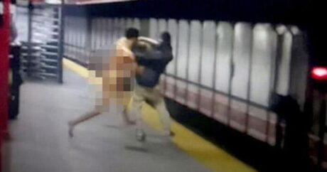 Metroda çıplak adam krizi!