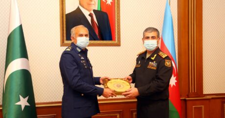 Azerbaycan Savunma Bakanı Hasanov’la Pakistan Hava Kuvvetleri Komutanı Enver Han bir araya geldi