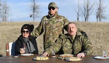 Aliyev’den Şuşa’da baklavalı çay keyfi: “Dostlarımız sevinsin, düşmanların gözü kör olsun”