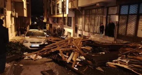 İstanbul’da fırtına: Çatılar uçtu, ağaçlar devrildi