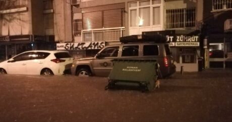 İzmir’i sel vurdu! Belediye’den ‘evden çıkmayın’ uyarısı