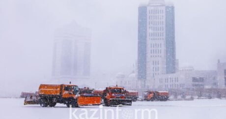 Kazakistan’ın başkenti Nur Sultan, şiddetli fırtına ve kar yağışı altında kaldı