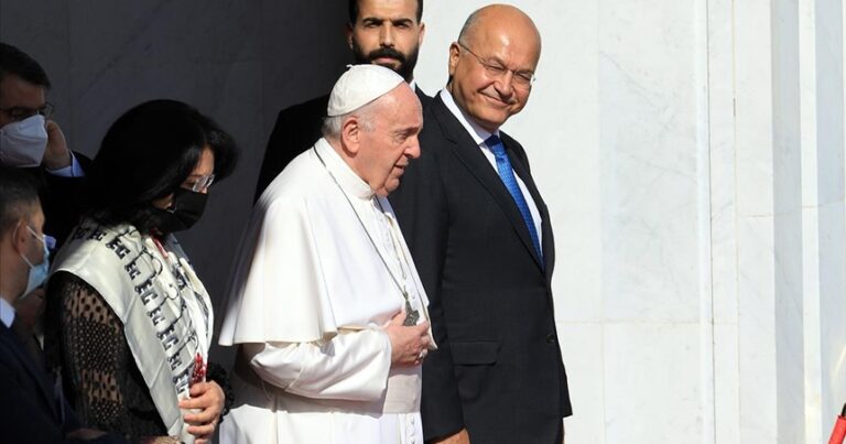 Irak’taki temaslarını bitiren Papa ülkesine döndü