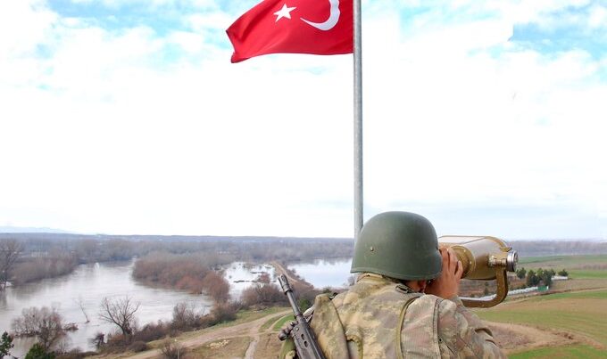 Yunanistan’a geçmeye çalışan 4’ü FETÖ, biri PKK mensubu 10 kişi yakalandı