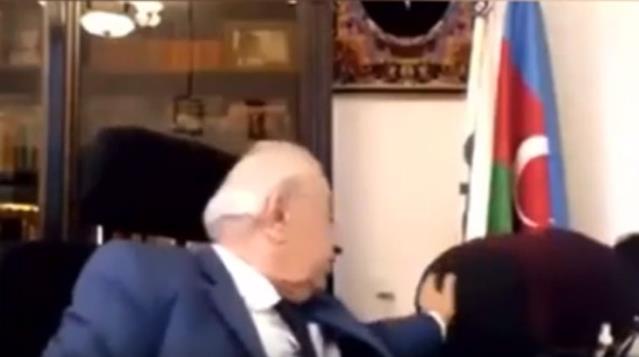 Azerbaycanlı eski milletvekili, sekreterinin kalçasına dokunurken kameraya yakalandı – GÖREVDEN ALINDI