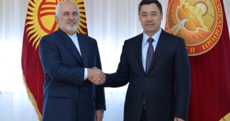 Kırgızistan Cumhurbaşkanı Caparov İran Dışişleri Bakanı Zarif’i kabul etti