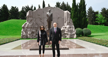 İlham Aliyev, Haydar Aliyev’in mezarını ziyaret etti