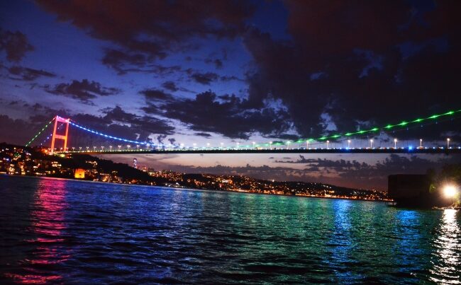 İstanbul’un köprüleri Azerbaycan bayrağının renklerine büründü