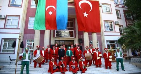 Bakü Türk Anadolu Lisesi öğretmenleri mehter takımı kurdu