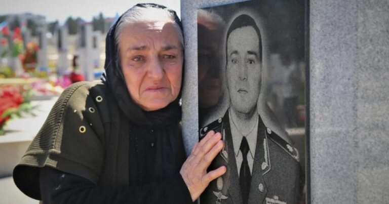Azerbaycan’ın şehit Tümgenerali Polat Heşimov’un annesi Anneler Günü’nü oğlunun mezarı başında geçirdi