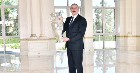 EURO 2020 kupası Bakü’de Cumhurbaşkanı Aliyev’e teslim edildi