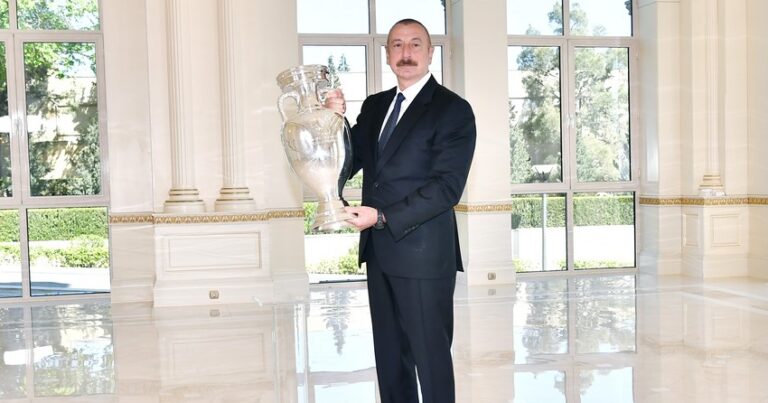 EURO 2020 kupası Bakü’de Cumhurbaşkanı Aliyev’e teslim edildi