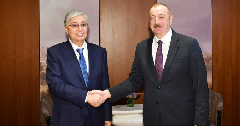 Kazakistan Cumhurbaşkanı Tokayev, Azerbaycan Cumhurbaşkanı Aliyev’i tebrik etti