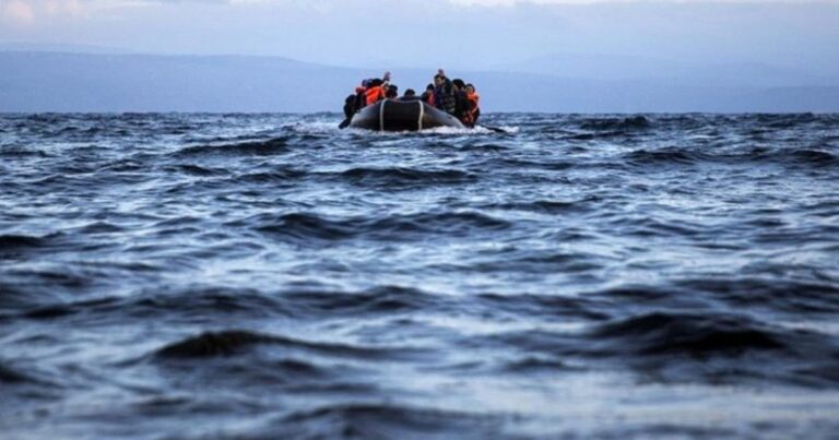 Kaş açıklarında içerisinde 45 göçmenin bulunduğu tekne battı
