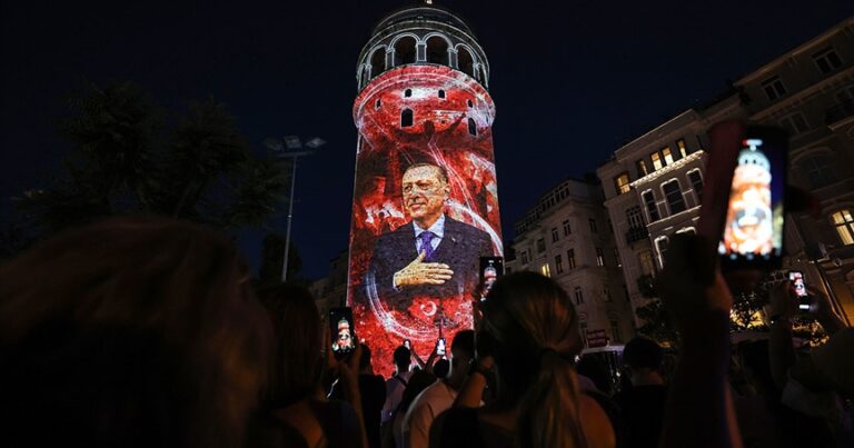 Galata Kulesi ile Ayasofya-i Kebir Cami-i Şerifi 15 Temmuz’a özel görsellerle ışıklandırıldı