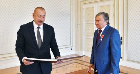 İlham Aliyev, Olcas Süleymenov’a şeref nişanini takdim etti