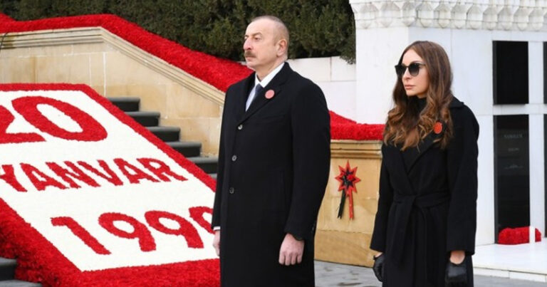 Cumhurbaşkanı Aliyev Şehitler Hiyabanı`nı ziyaret etti