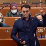 Azerbaycanlı milletvekili, Avrupa Konseyi Parlamenter Meclisi’nde Bozkurt işareti yaptı