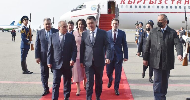 Kırgızistan Cumhurbaşkanı Caparov Azerbaycan`a geldi