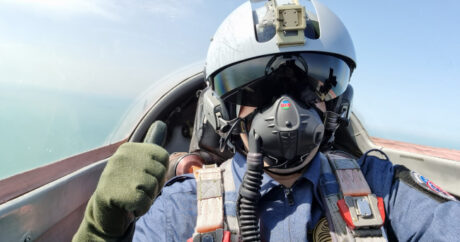 Selçuk Bayraktar Bakü`de Mig-29 savaş uçağıyla uçtu