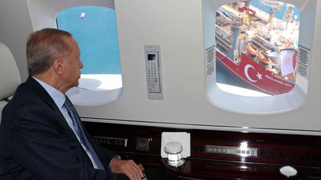 Cumhurbaşkanı Erdoğan Abdülhamid Han Sondaj Gemisi’ni havadan inceledi
