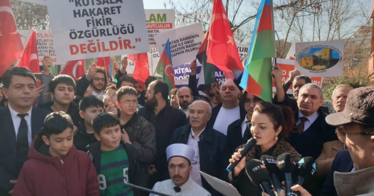 İsveç’in Türkiye Büyükelçiliği önünde protesto düzenlendi