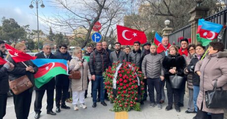 Azerbaycanlılar, Türkiye Büyükelçiliği önünde çelenk ve çiçekler bıraktılar