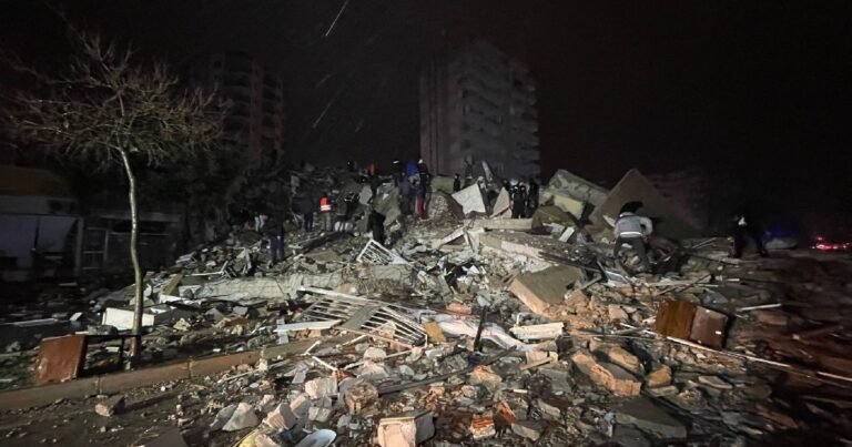 Kahramanmaraş’ta 7,4 büyüklüğünde deprem: 76 can kaybı