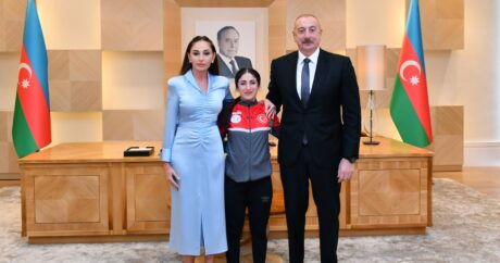 Cumhurbaşkanı Aliyev, Erivan’daki zaferlerini Azerbaycan’a hediye eden Türk sporcularla görüştü