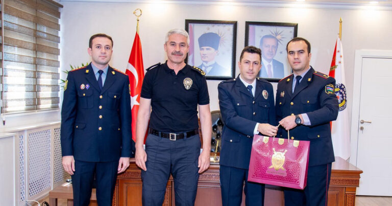 Bayrak hassasiyeti alkış almıştı! O polise Azerbaycan’dan madalya