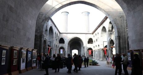 Azerbaycanlı ressamlar eserlerini Erzurum’daki tarihi Çifte Minareli Medrese’de sergiledi