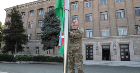 Aliyev Hankendi’de Azerbaycan bayrağını göndere çekti