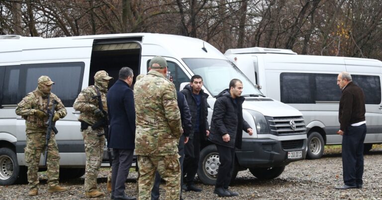 Azerbaycan 2 askerine karşılık 32 Ermeni askerini serbest bıraktı