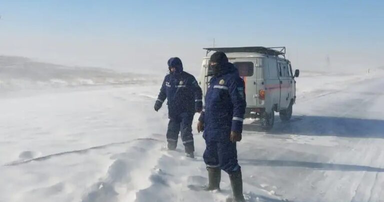 Kazakistan’da yoğun kar yağışı: Binlerce kişi yolda kaldı
