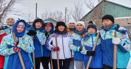 Kazakistan’da genç gönüllüler, kimsesiz yaşlıların evlerinin etrafındaki karları temizliyor